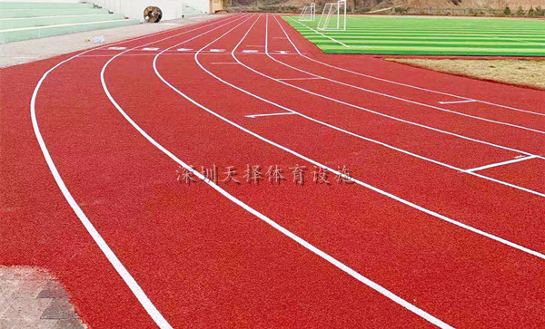 學(xué)校塑膠跑道與彩色陶瓷顆粒路面的區(qū)別在哪？